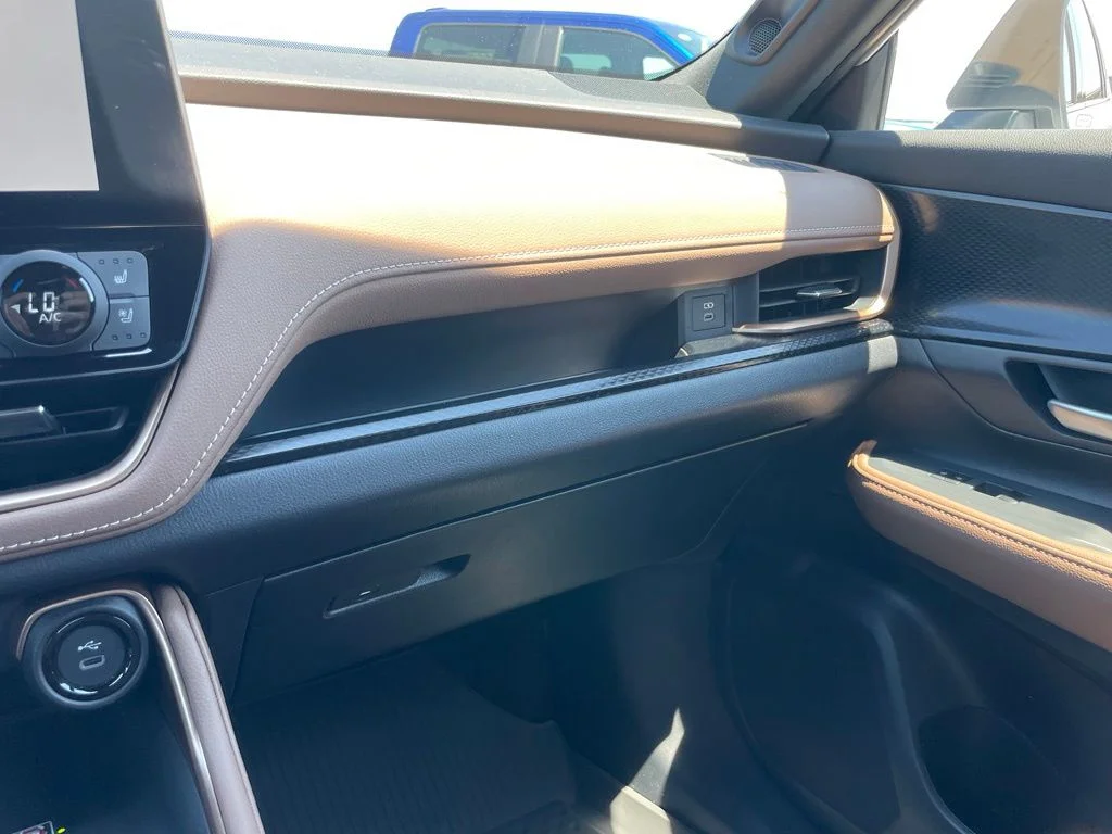 Used 2025 White Toyota MAX Platinum image 43