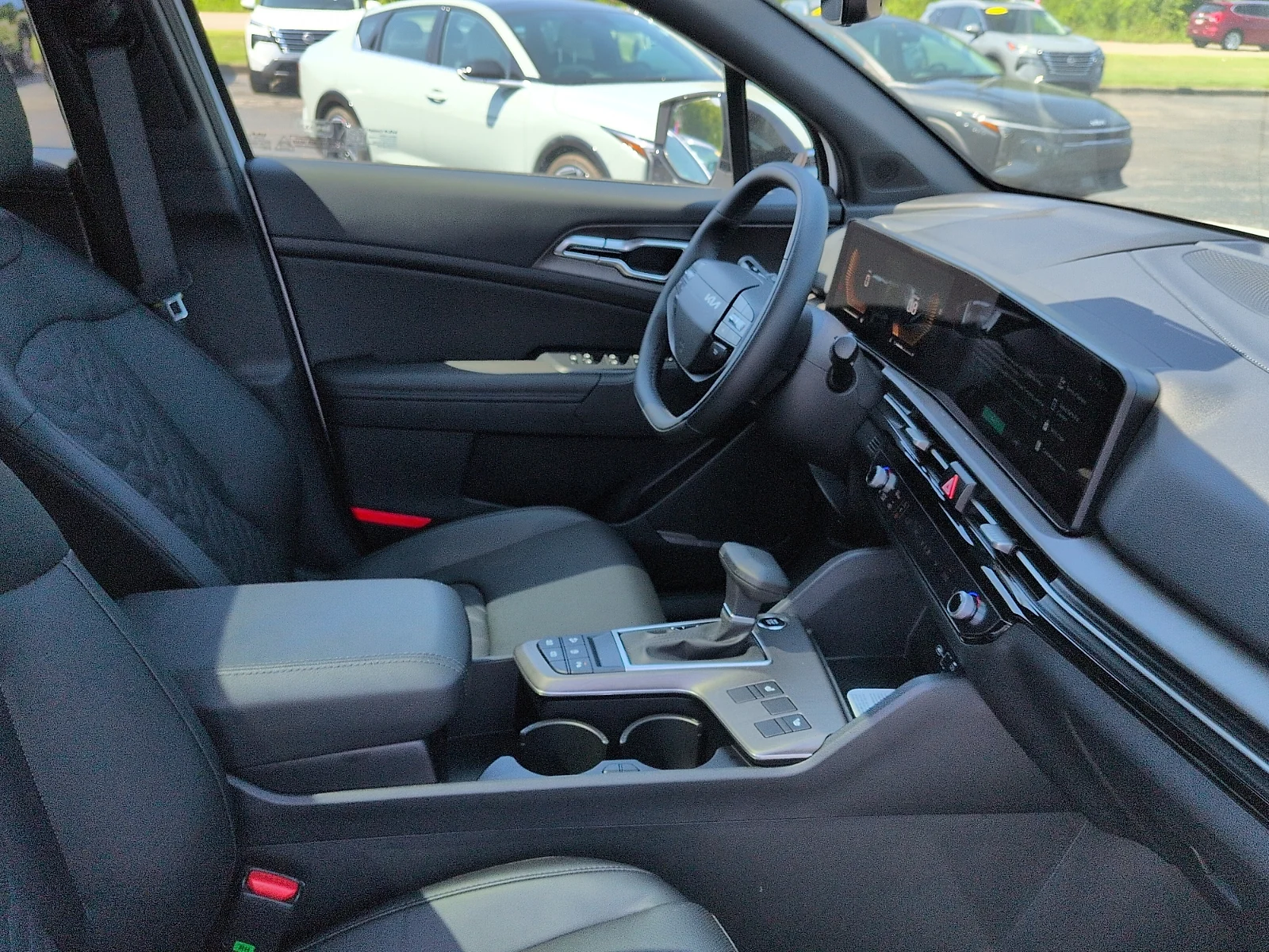 New 2027 Glacial White Pearl/ Black  Kia X-Line image 7