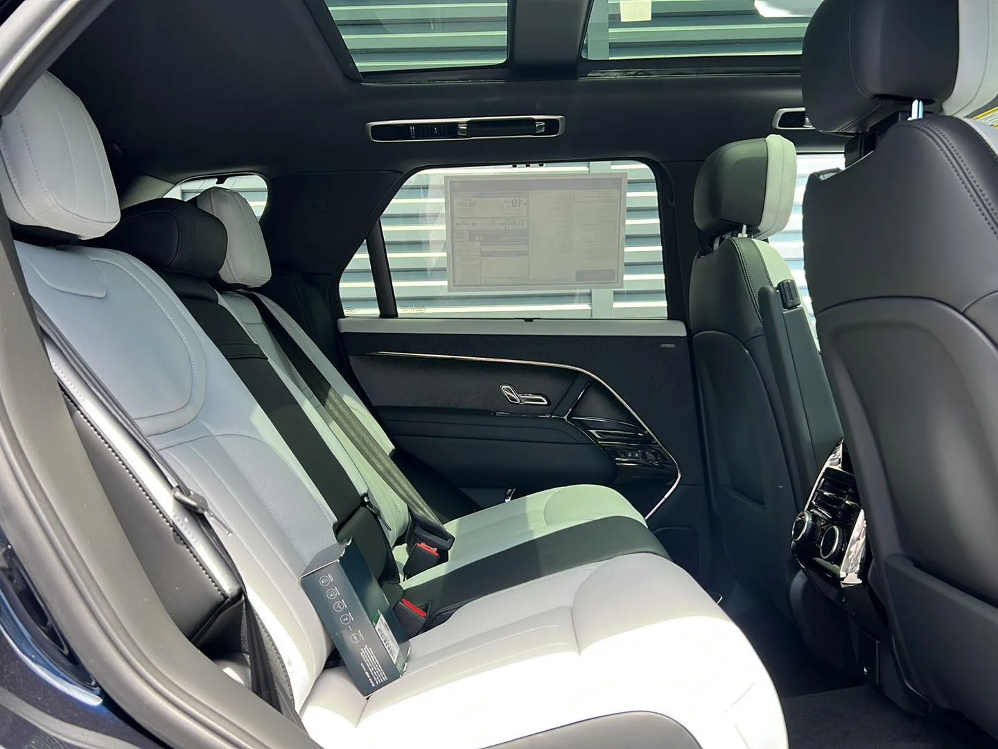 New 2026 Constellation Blue SV Bespoke Ultra Metallic Gloss Land Rover Dynamic SE image 27
