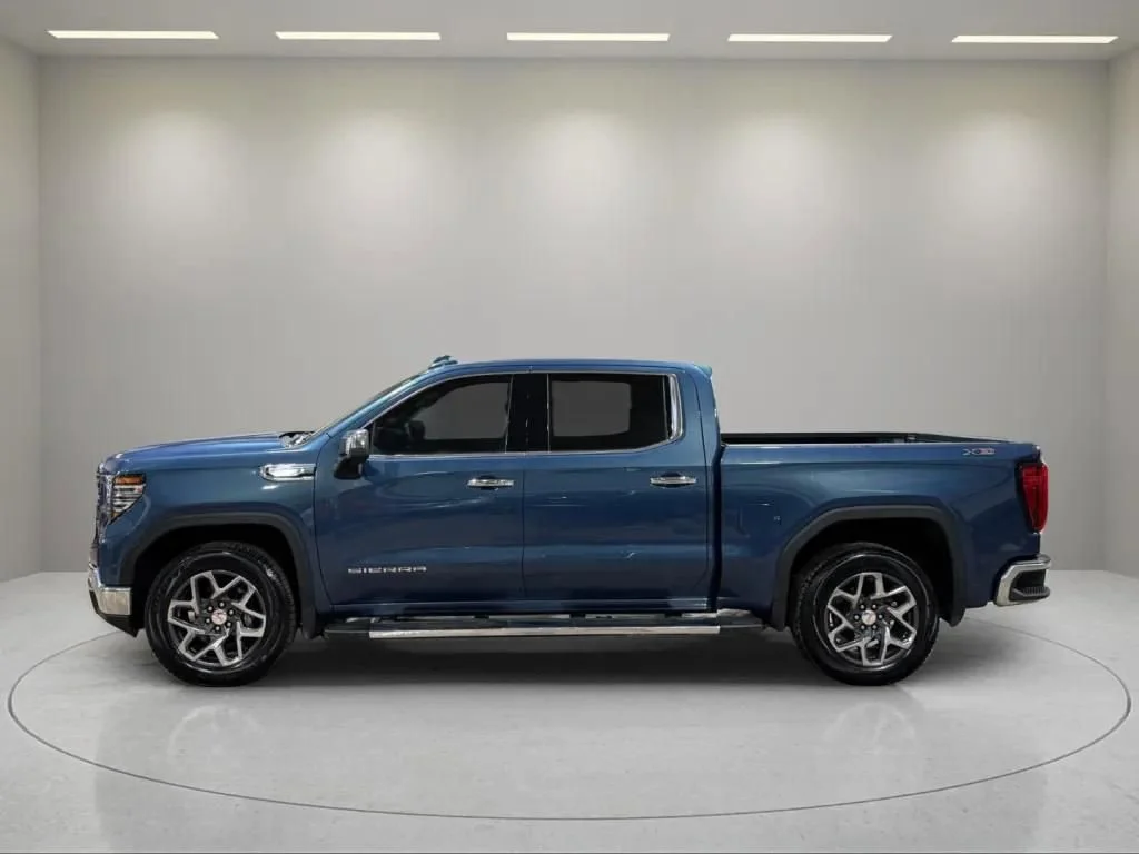 Used 2024 Downpour Metallic GMC SLT image 8