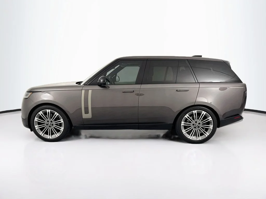 Used 2022 Gray Land Rover SE image 8