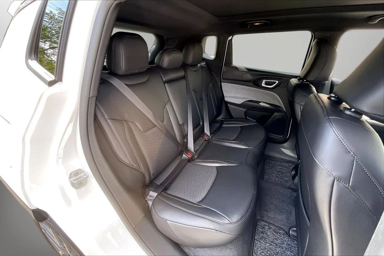 New 2026 Bright White Clearcoat Jeep Latitude image 19