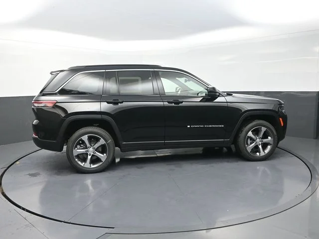 New 2026 Diamond Black Crystal Pearlcoat Jeep Limited image 10