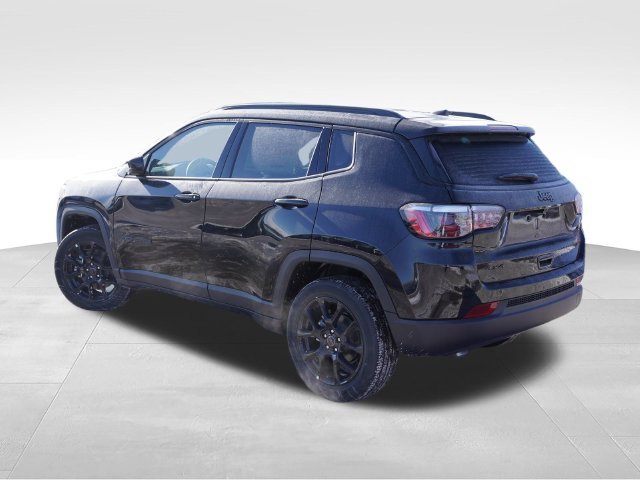 New 2026 Diamond Black Crystal Pearl-Coat Exterior Paint Jeep Altitude Special Edition image 5