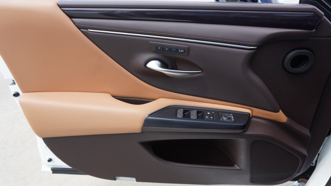 Certified Used 2021 White Lexus ES 350 image 21