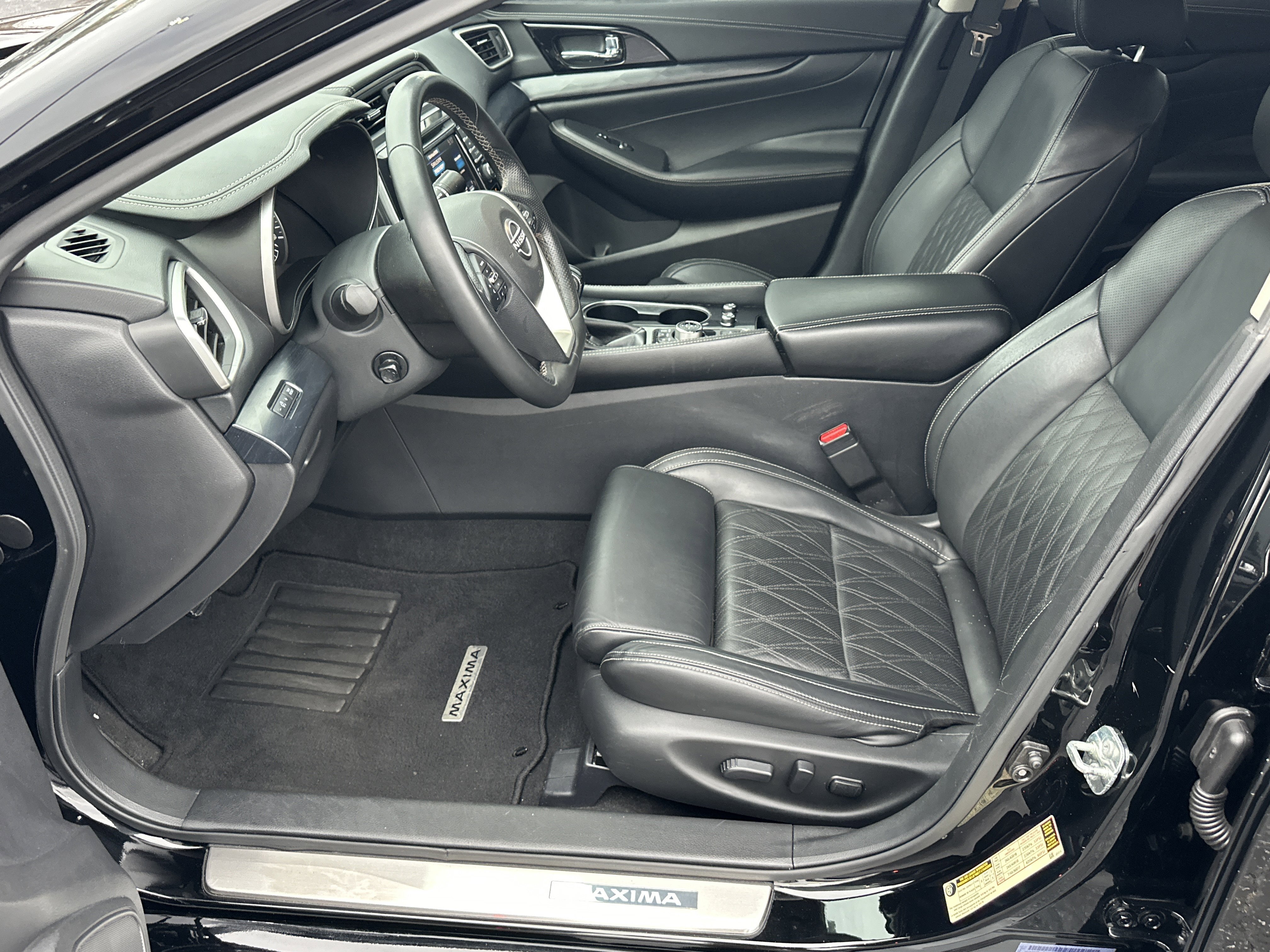 Used 2023 Super Black Nissan Platinum image 10