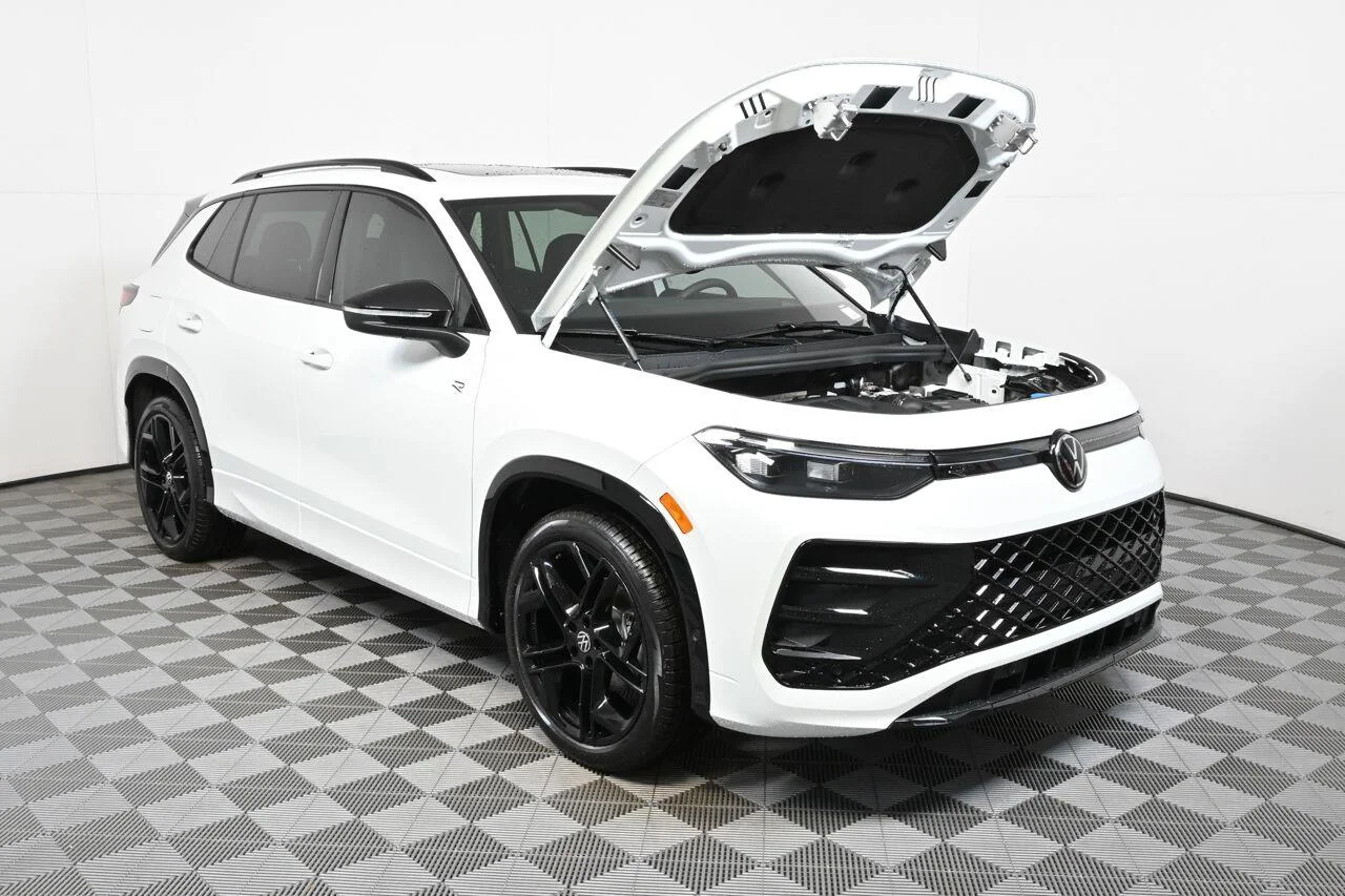 New 2026 Opal White Pearl Volkswagen SE R-Line Black image 31
