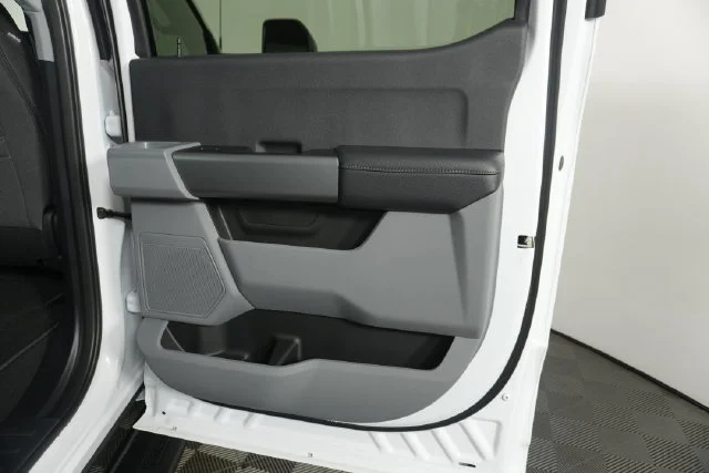 New 2027 Oxford White Ford F-350® XLT image 32