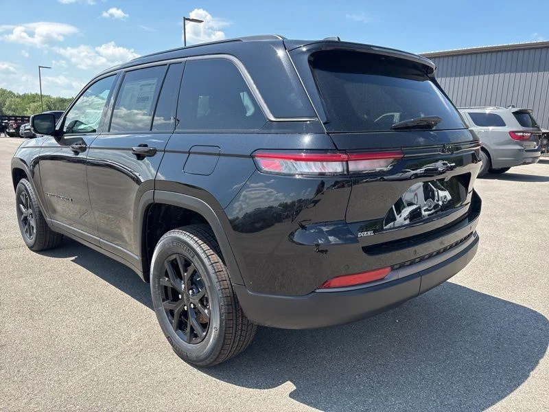 New 2026 Diamond Black Crystal Pearlcoat Jeep Altitude image 5