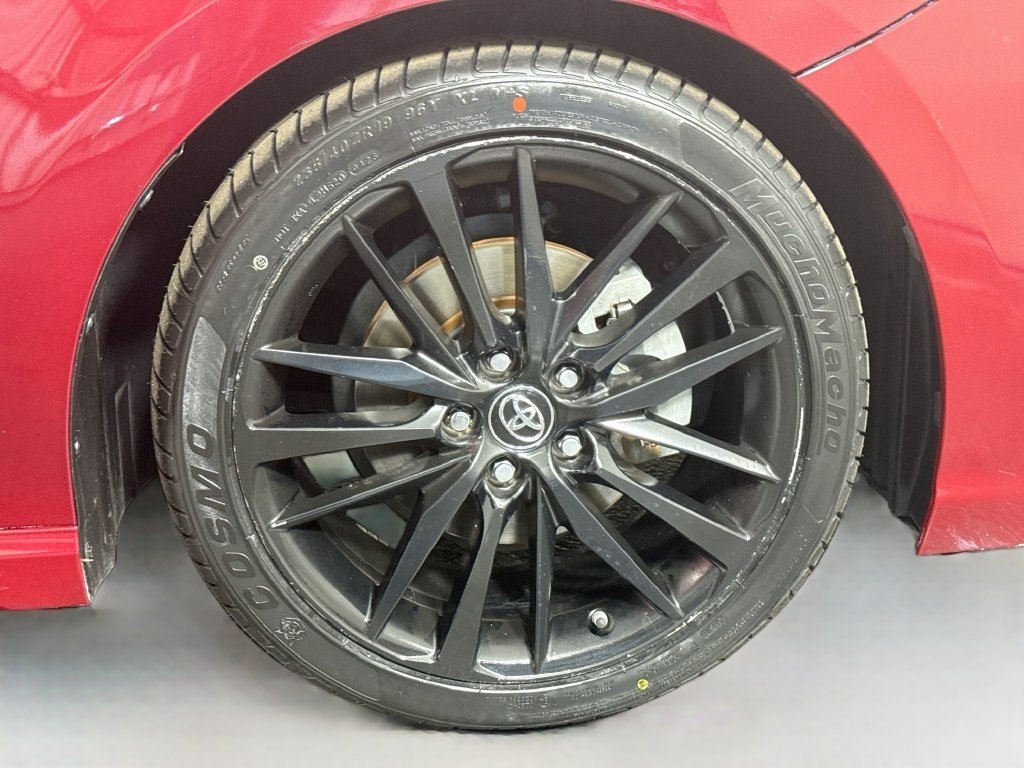 Used 2018 Wind Chill Pearl Toyota XSE V6 image 28