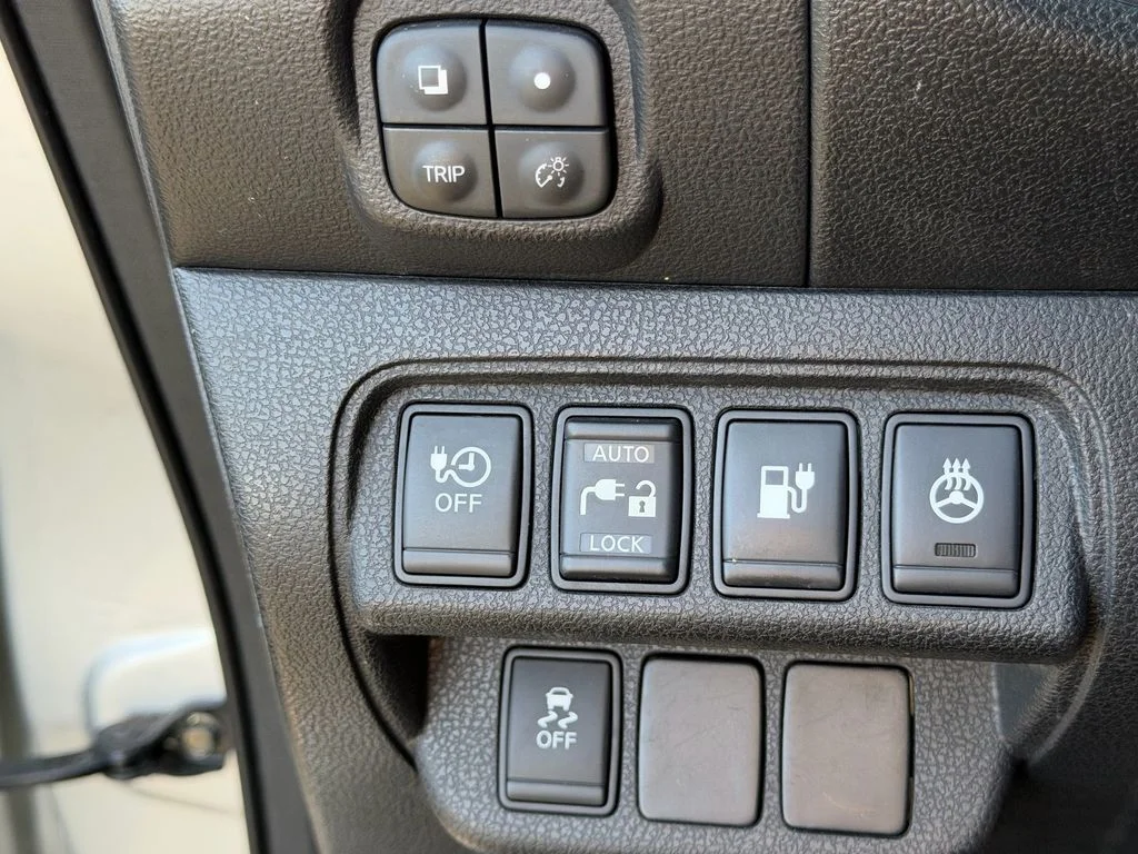 Used 2013 Silver Nissan SV image 27