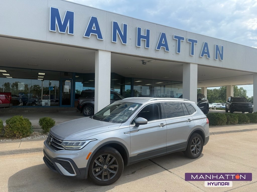 Used 2023 Pyrite Silver Metallic Volkswagen SE image 1