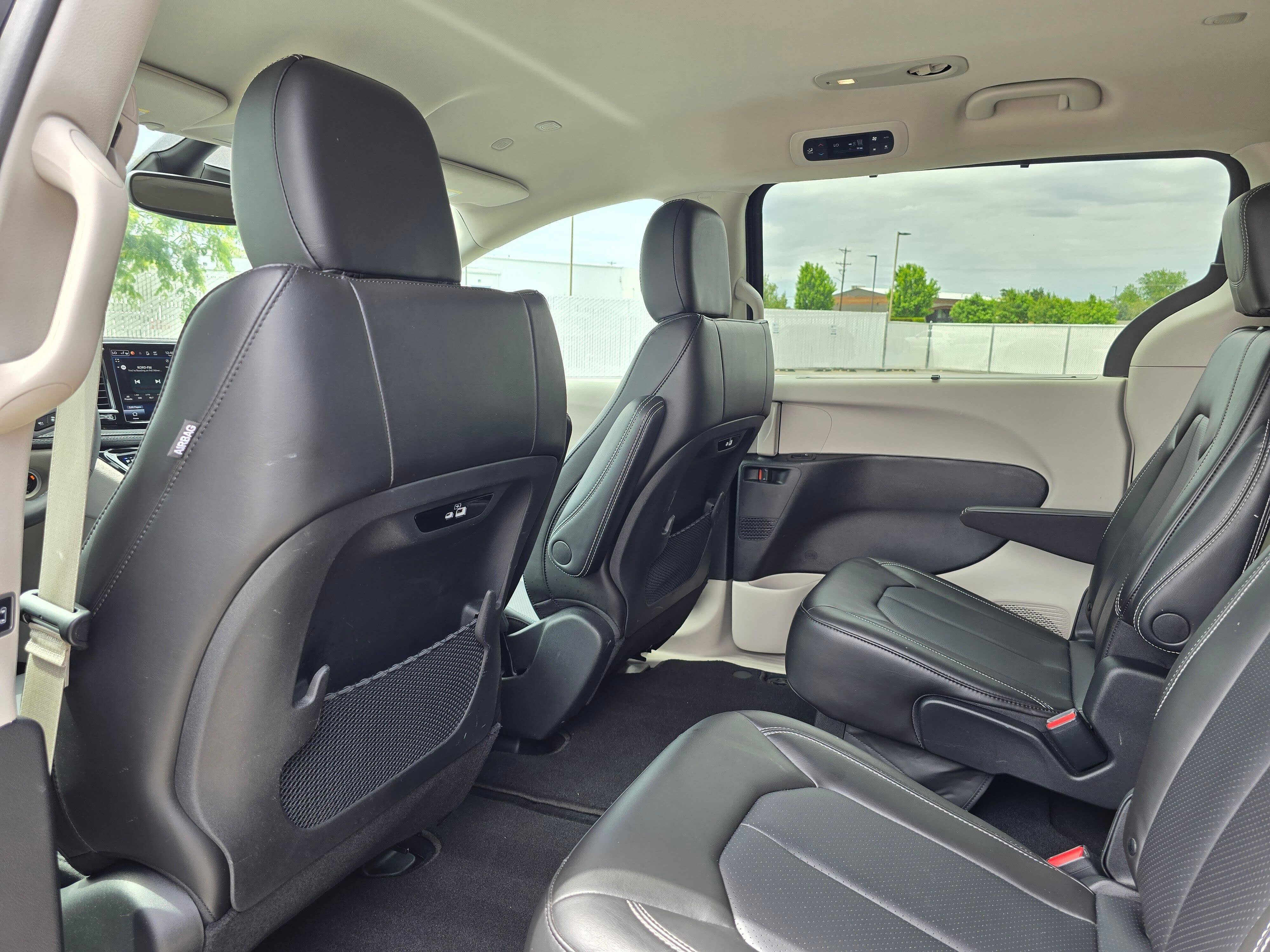Used 2023 Brilliant Black Crystal Pearlcoat Chrysler Touring L image 12