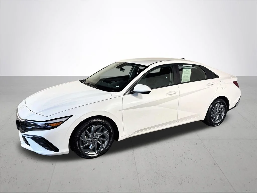 Used 2024 White Hyundai SEL image 2