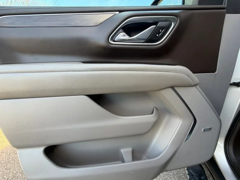 Used 2021 Silver Chevrolet Z71 Sport Utility 4D image 18