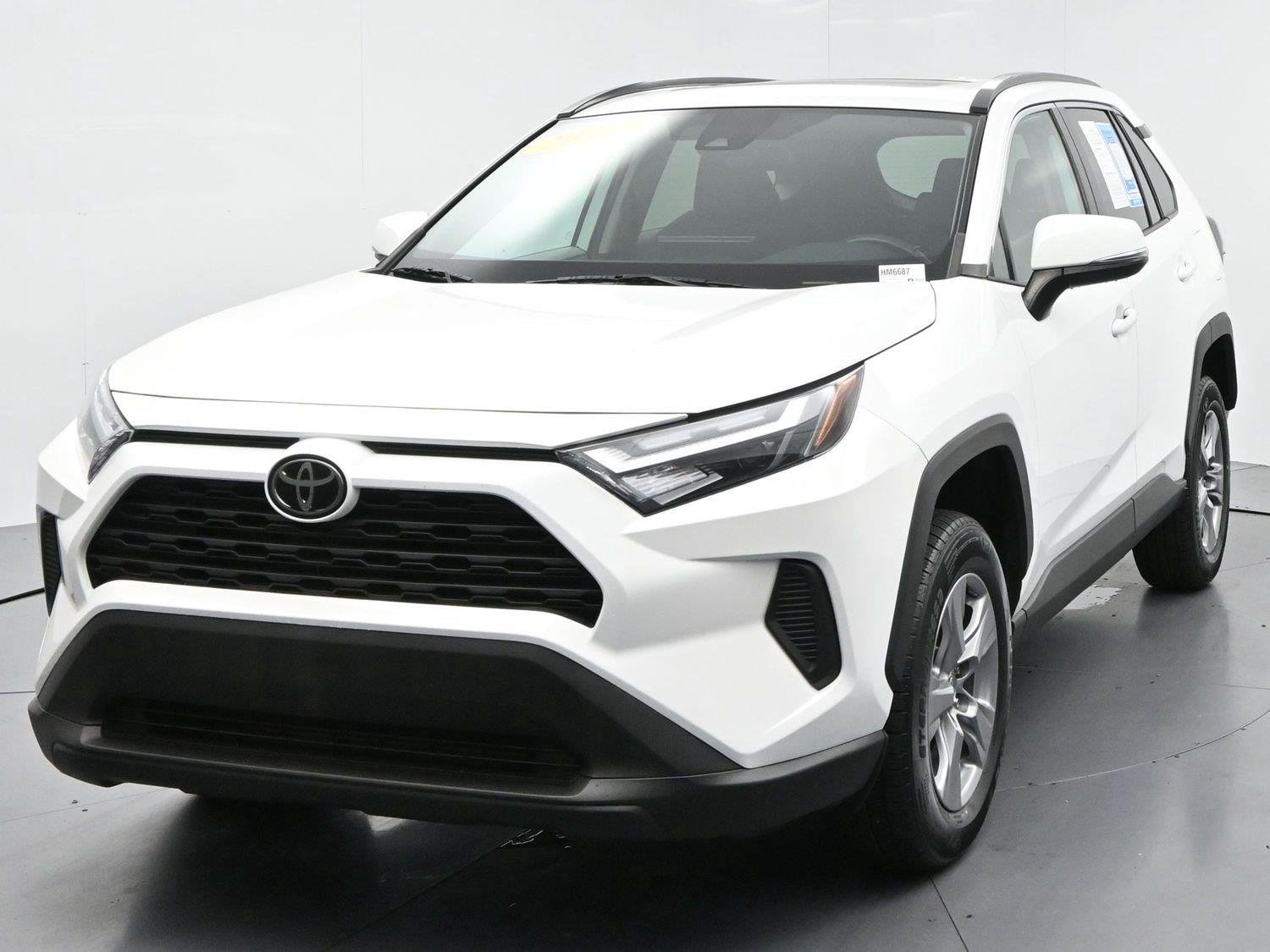 Used 2022 White Toyota XLE image 3
