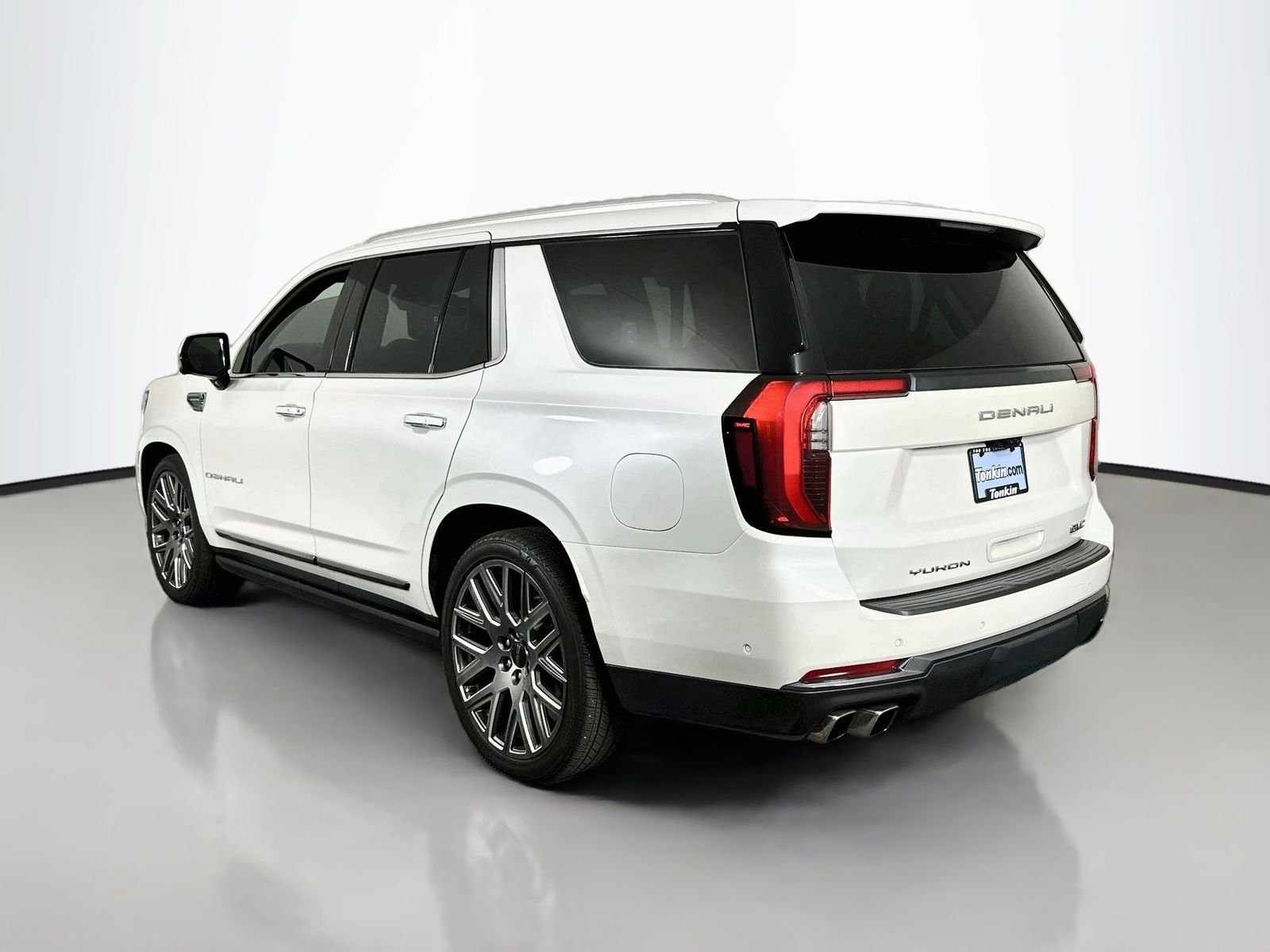 Used 2025 White GMC Denali Ultimate image 6