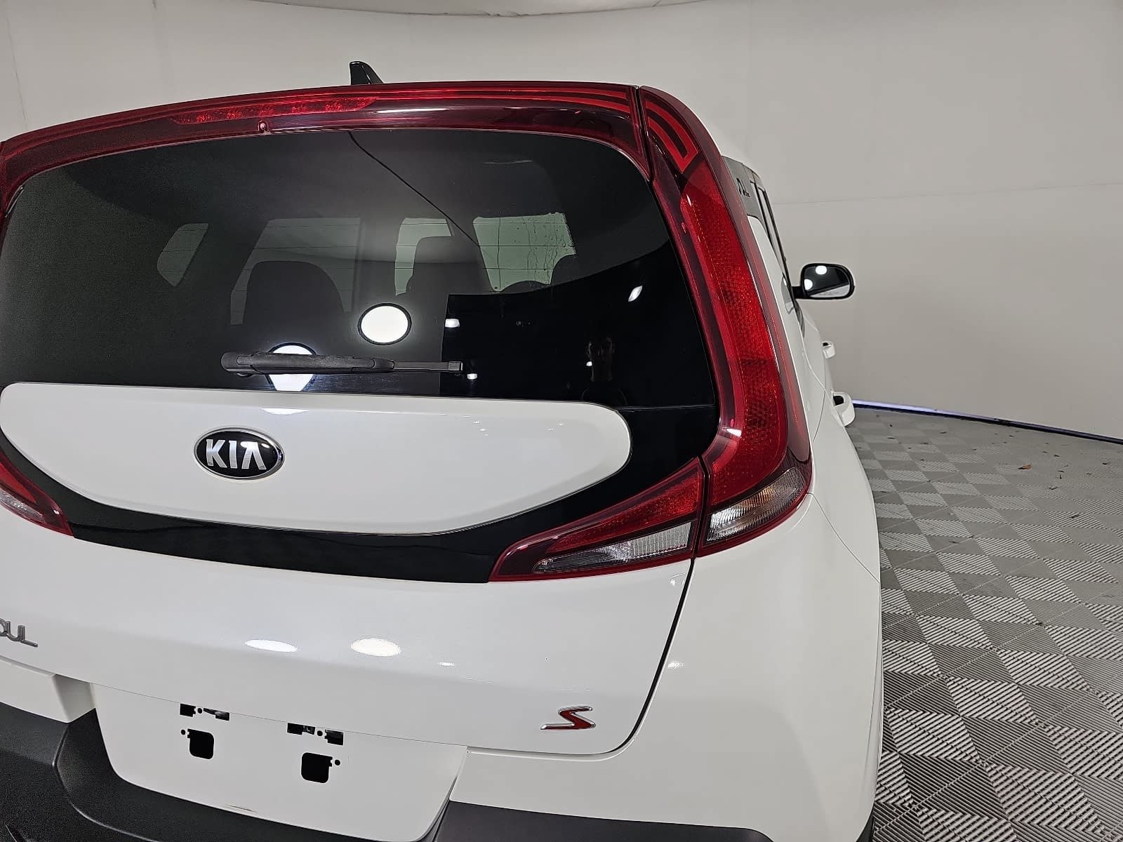 Used 2020 White Kia S image 28