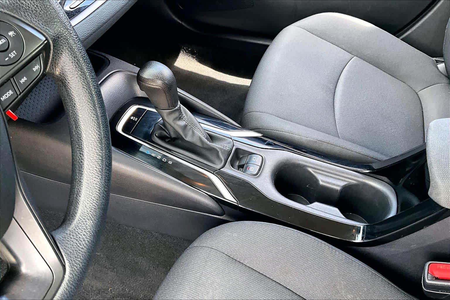 Used 2022 White Toyota LE image 16