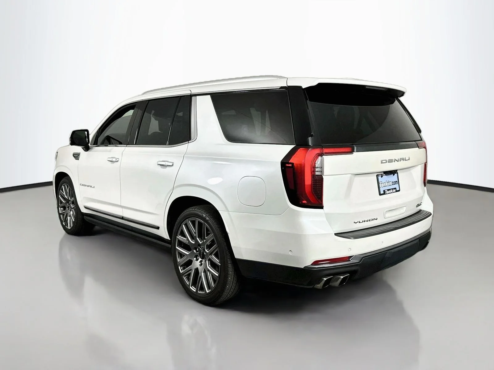 Used 2025 White GMC Denali Ultimate image 6