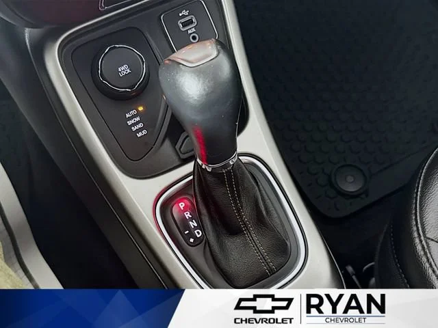 Used 2018 Silver Jeep Latitude image 16