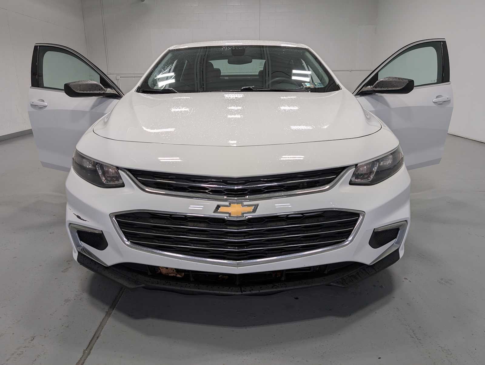 Used 2018 Summit White Chevrolet LS image 15