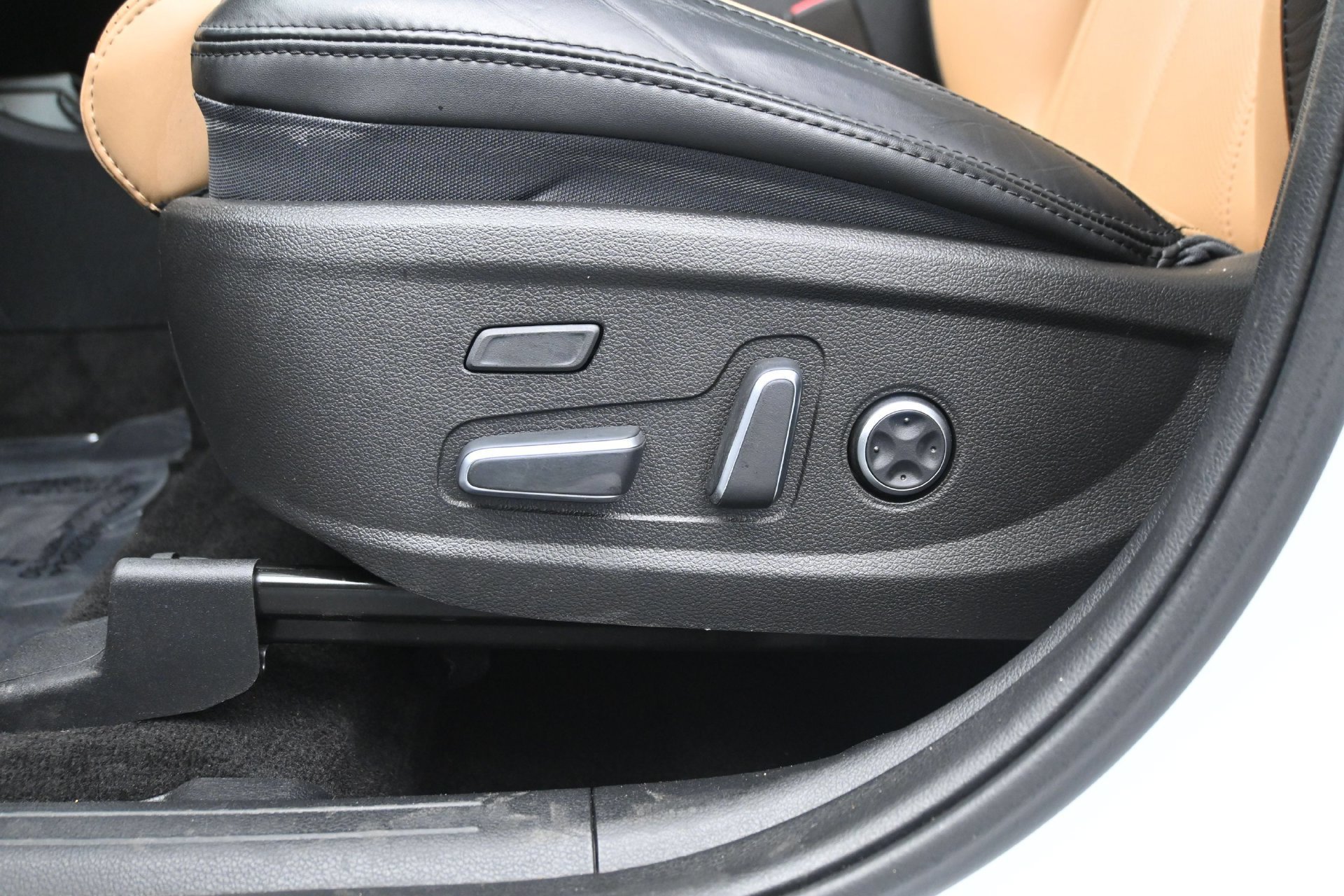 Used 2022 White Hyundai Calligraphy AWD image 24