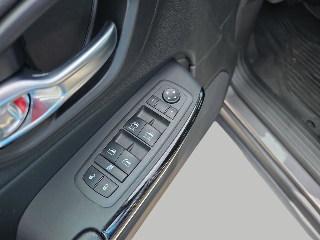 Used 2021 Gray Jeep Latitude Plus image 16