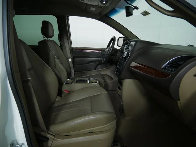 Used 2012 White Chrysler Touring image 10