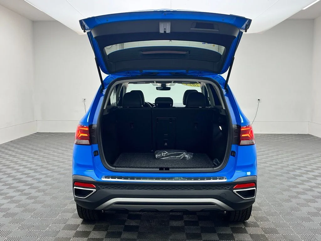 Used 2024 Blue Volkswagen 1.5T SE image 11