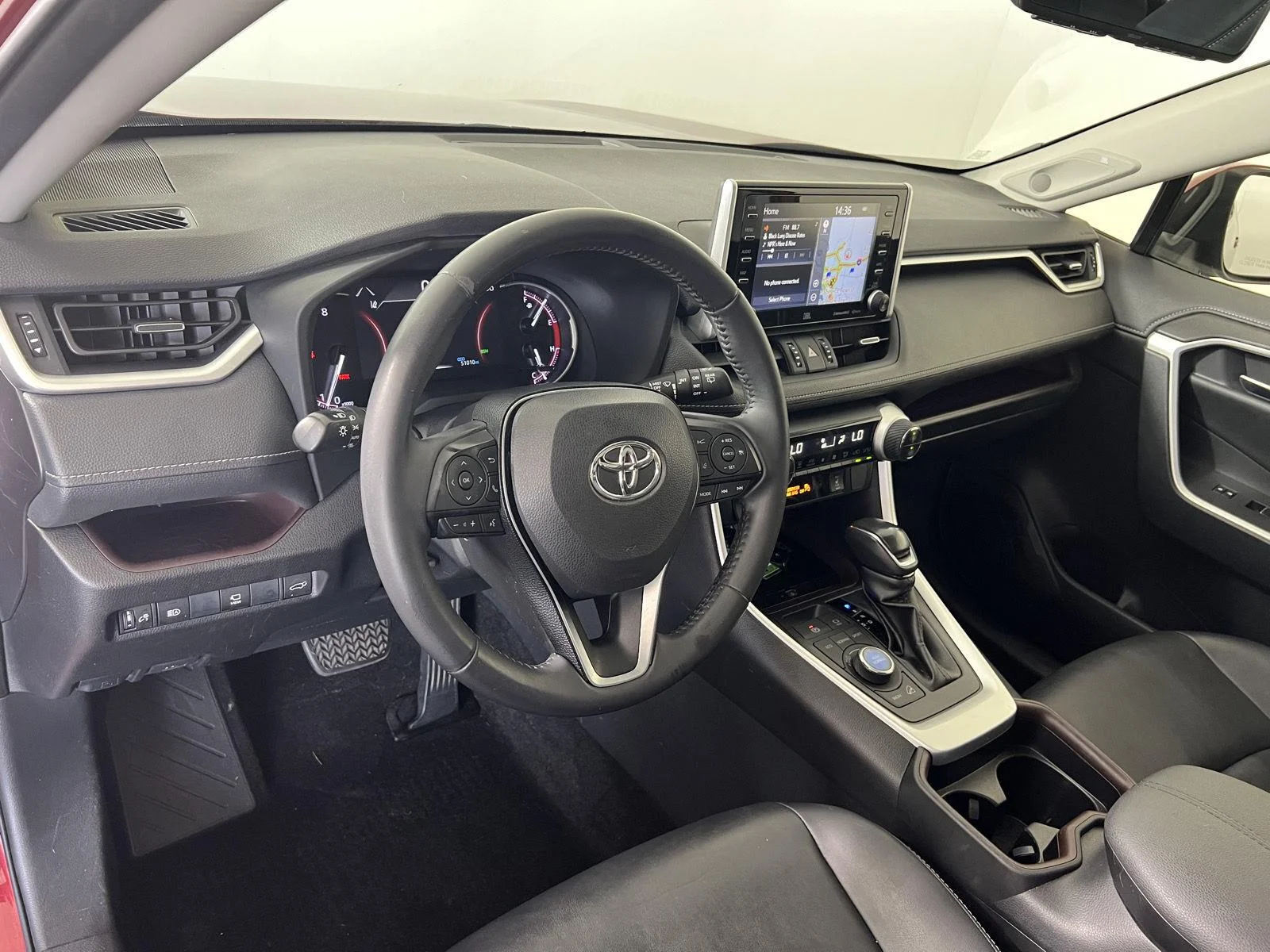 Used 2019  Toyota Limited image 3