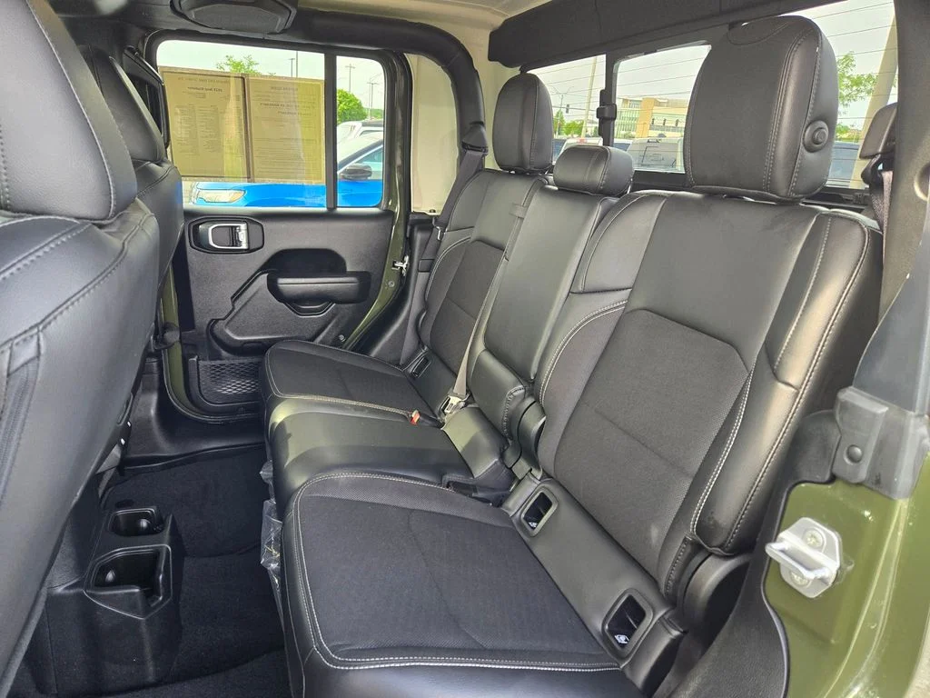 Used 2023 Green Jeep  image 28