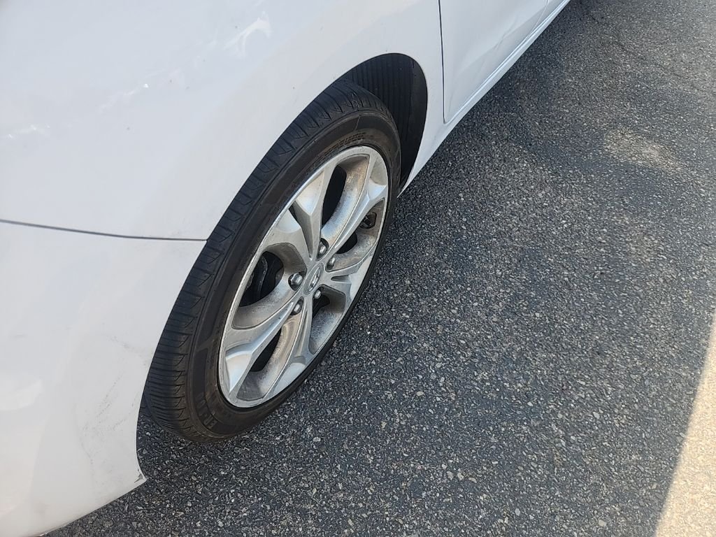 Used 2013 White Hyundai Base image 14