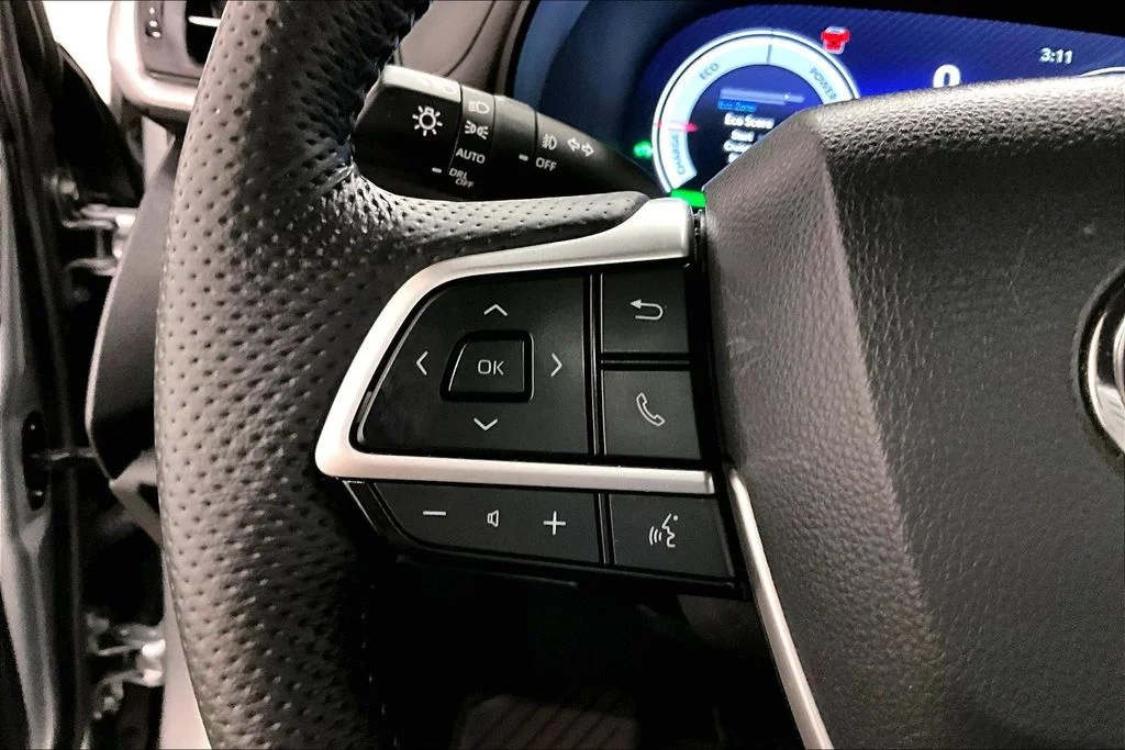 Used 2025 Silver Toyota Platinum image 11