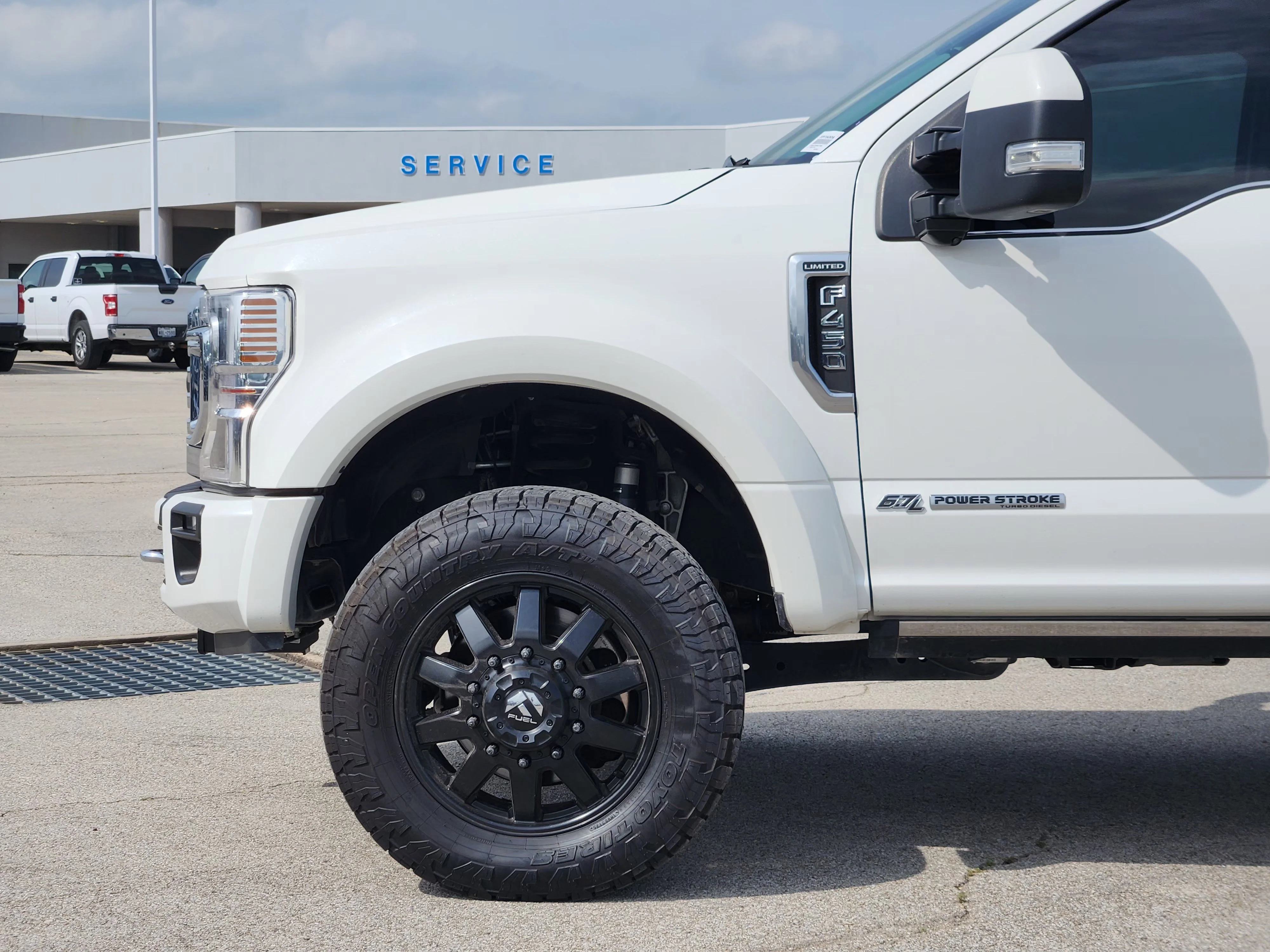 Used 2022  Ford Limited image 9