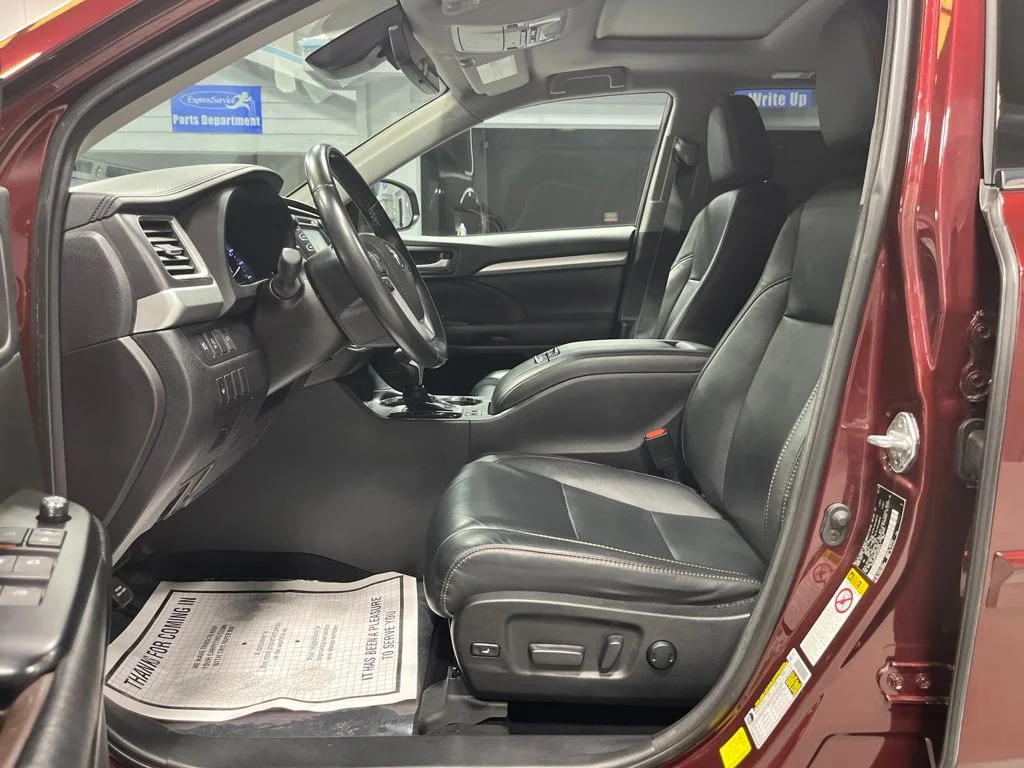 Used 2018 Ooh La La Rouge Mica Toyota XLE image 12