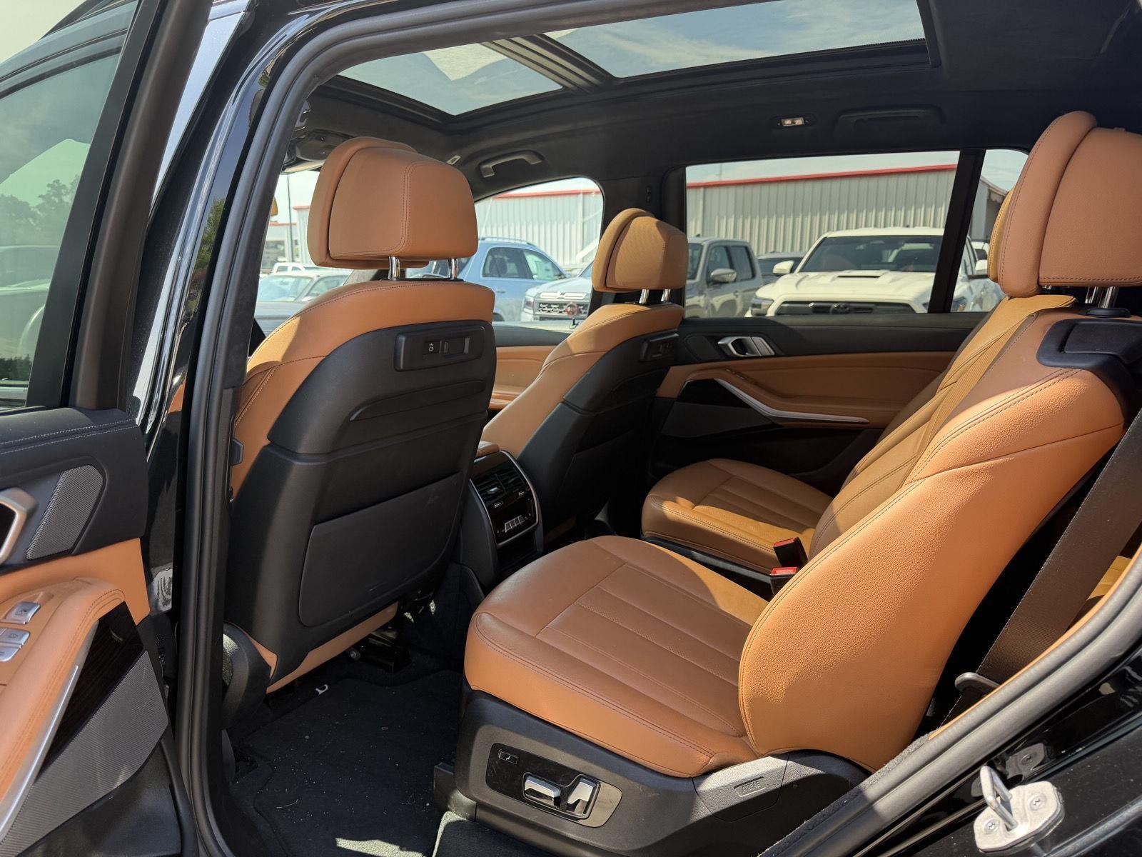 Used 2021 Black Sapphire Metallic BMW M50i image 17