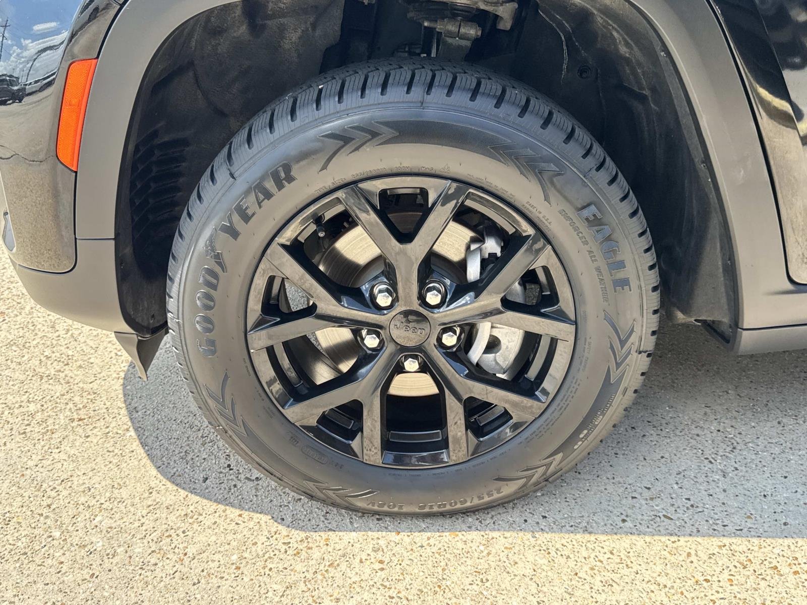 Used 2025 Diamond Black Crystal Pearlcoat Jeep Altitude X image 4