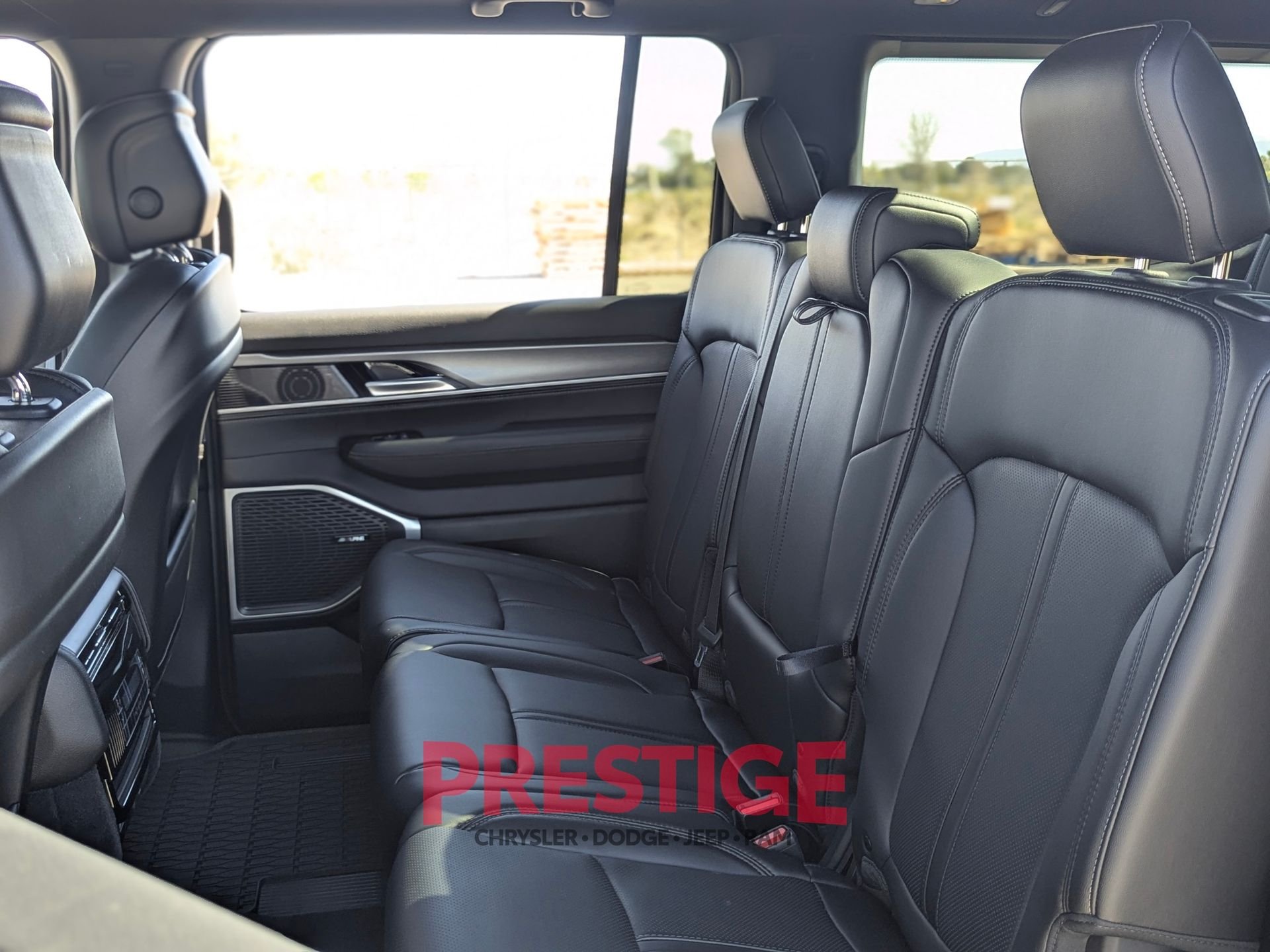 New 2026 Baltic-Gray Metallic Clear-Coat Exterior Paint Jeep Upland image 29