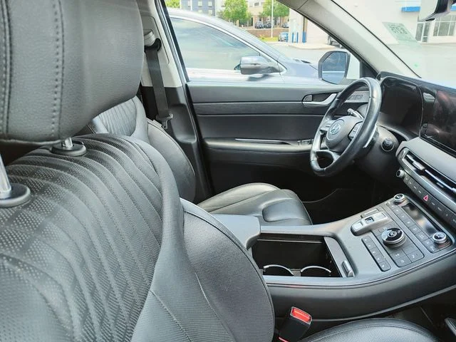 Used 2023 White Hyundai Limited image 4