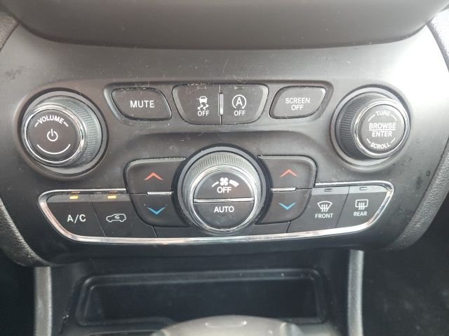 Used 2019 Granite Crystal Metallic Clearcoat Jeep Limited image 11
