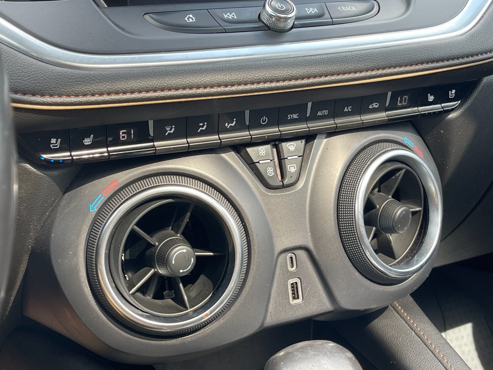 Used 2021 IRIDESCENT PEARL TRICOAT Chevrolet Premier image 21