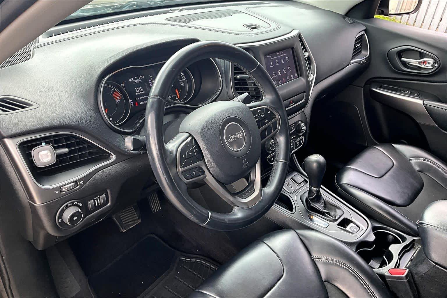 Used 2019 Diamond Black Crystal Pearlcoat Jeep Latitude Plus image 17