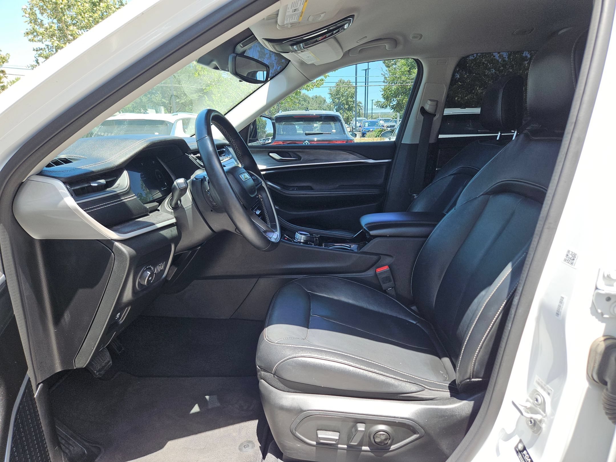 Used 2022 Bright White Clearcoat Jeep Limited image 9