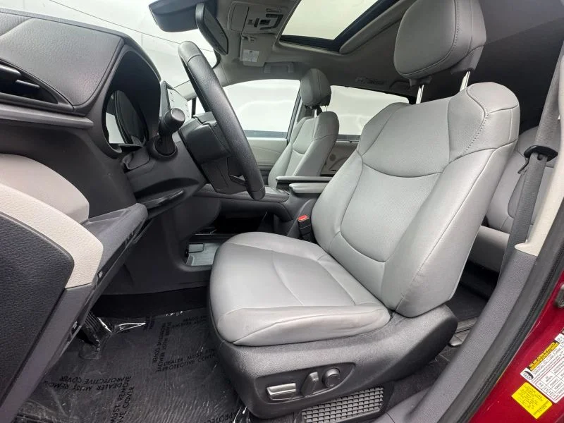 Used 2023  Toyota XLE Minivan 4D image 12