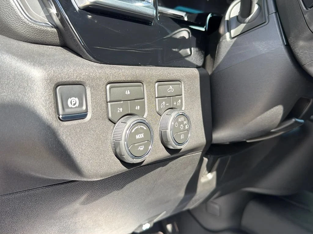 Used 2026 Summit White Chevrolet LT image 35