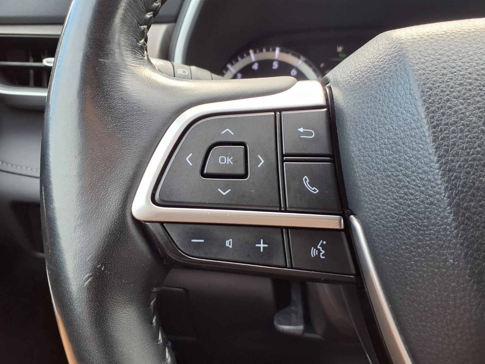 Used 2022 Celestial Silver Metallic Toyota XLE image 17