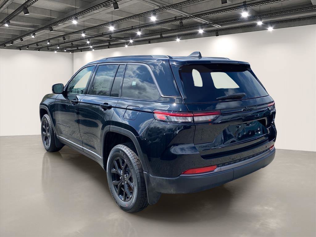 New 2026 Diamond Black Crystal Pearl-Coat Exterior Paint Jeep Altitude image 3