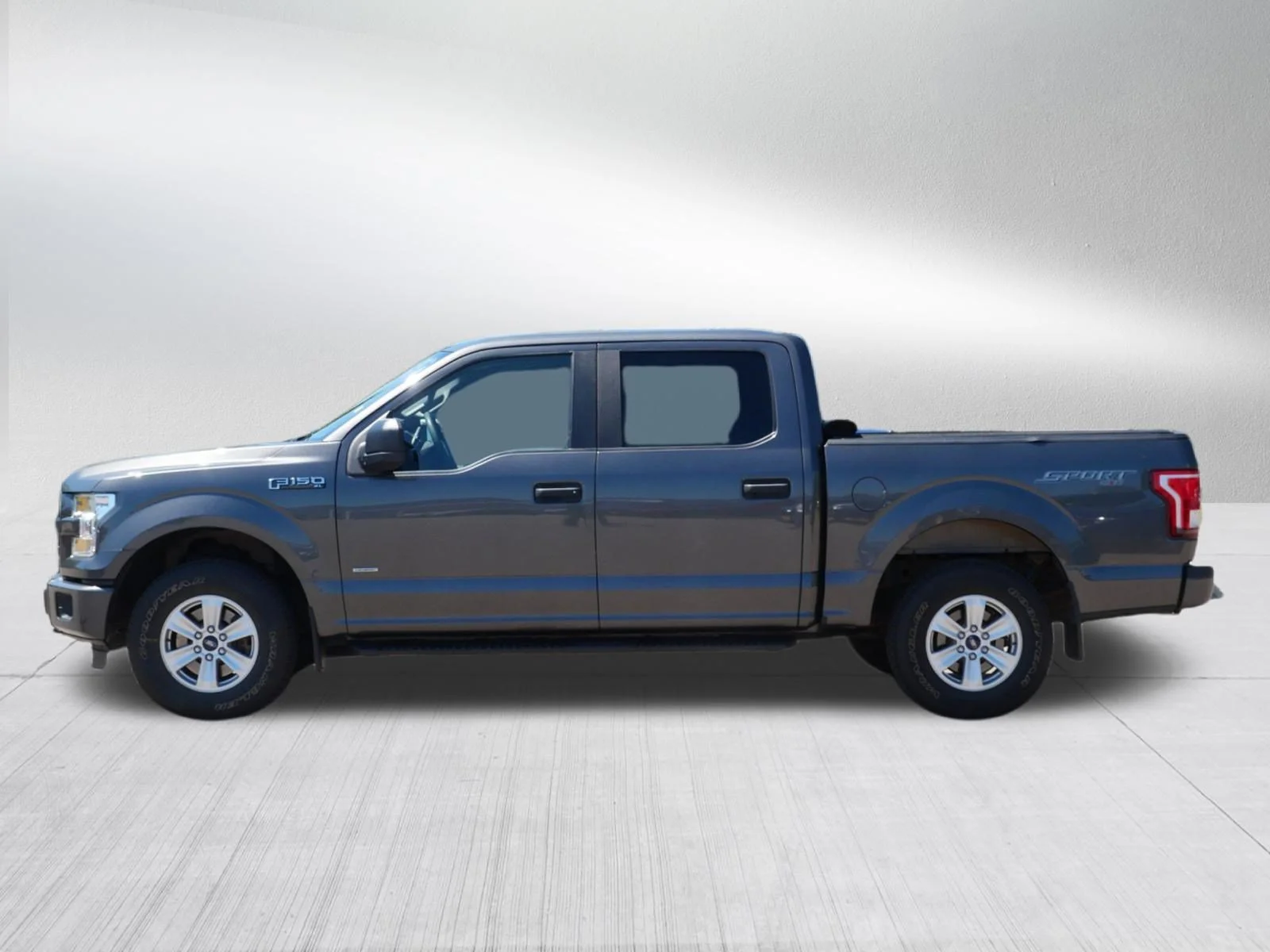 Used 2015 Magnetic Metallic Ford XL image 4