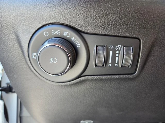 New 2026 Bright White Clear-Coat Exterior Paint Jeep Latitude image 20